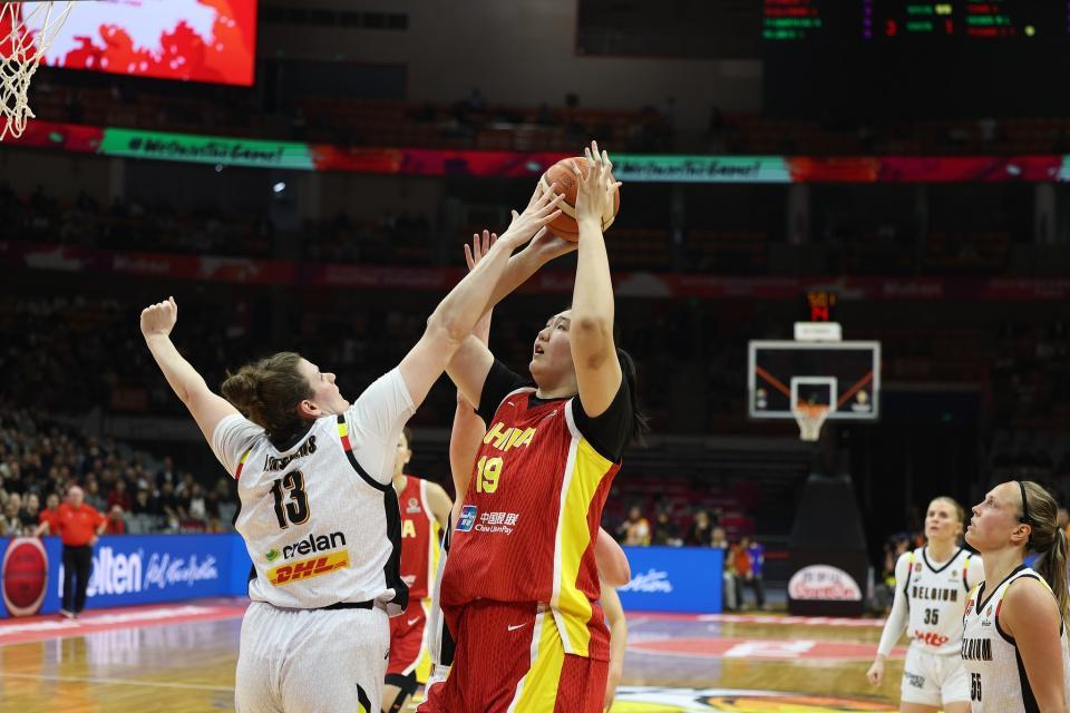 18分钟轰20+11，张子宇成唯一亮点！女篮不敌欧洲冠军3大差距明显